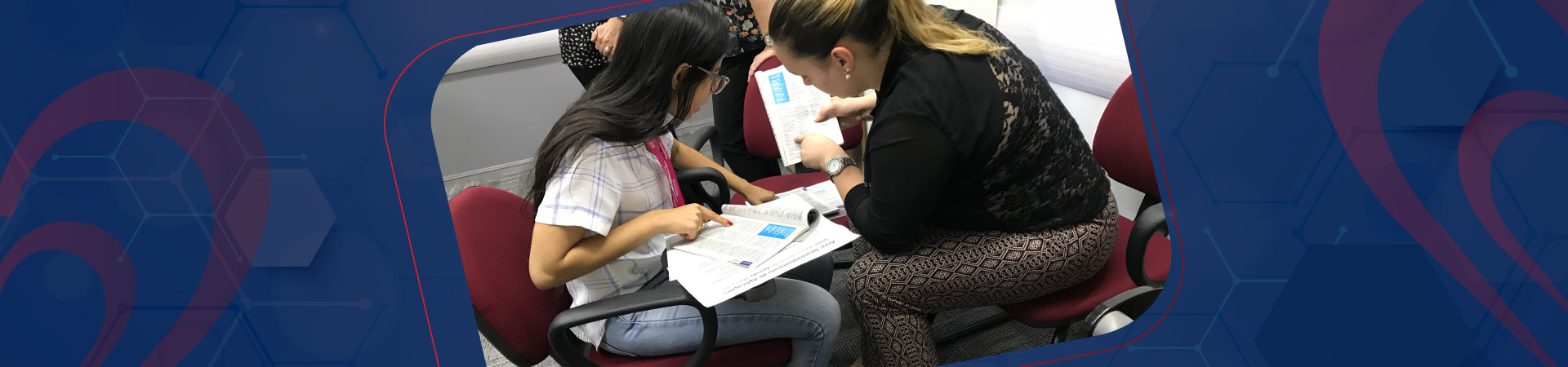 Imagem ilustrativa que mostra foto com vários estudantes em laboratório de informática