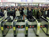 Pessoas em estação de metrô de Tóquio durante o terremoto, 11 de março de 2011.<br /><font size='-1'>fonte: IG</font>