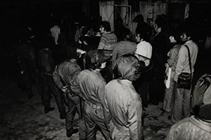 Estudantes retirados a força por tropas da polícia militar durante a invasão da PUC, 1977.