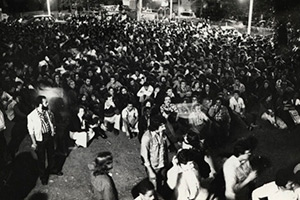 Estudantes sentados em frente ao TUCA durante a invasão, 1977.