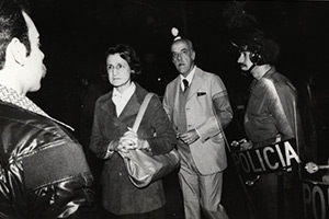 Reitora Nadir Kfouri chega a PUC na noite da invasão, 1977.