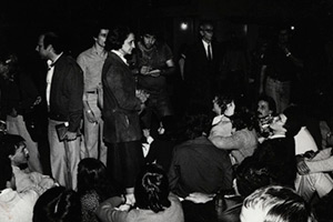 Reitora Nadir Kfouri com estudantes durante a invasão, 1977.