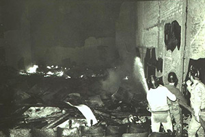 Bombeiros apagando o incêndio no TUCA, 1984.