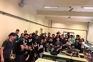 Foto de vários estudantes posando para a câmera, em sala de aula do Campus Marquês